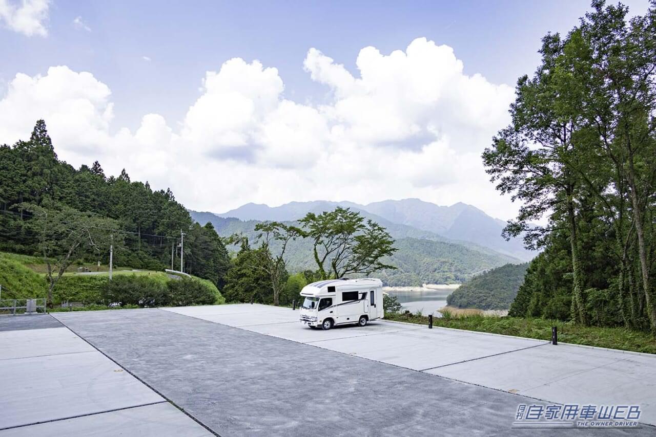 RVパーク さめうらテントパーク｜「車中泊で“山の湖”へ行こう！」 はじめての方でも安心して利用できるRVパーク特選情報 【高知県／RVパーク さめうらテントパーク】～美しい湖と森に囲まれて、釣りや多彩な湖畔アクティビティを満喫できるRVパーク～