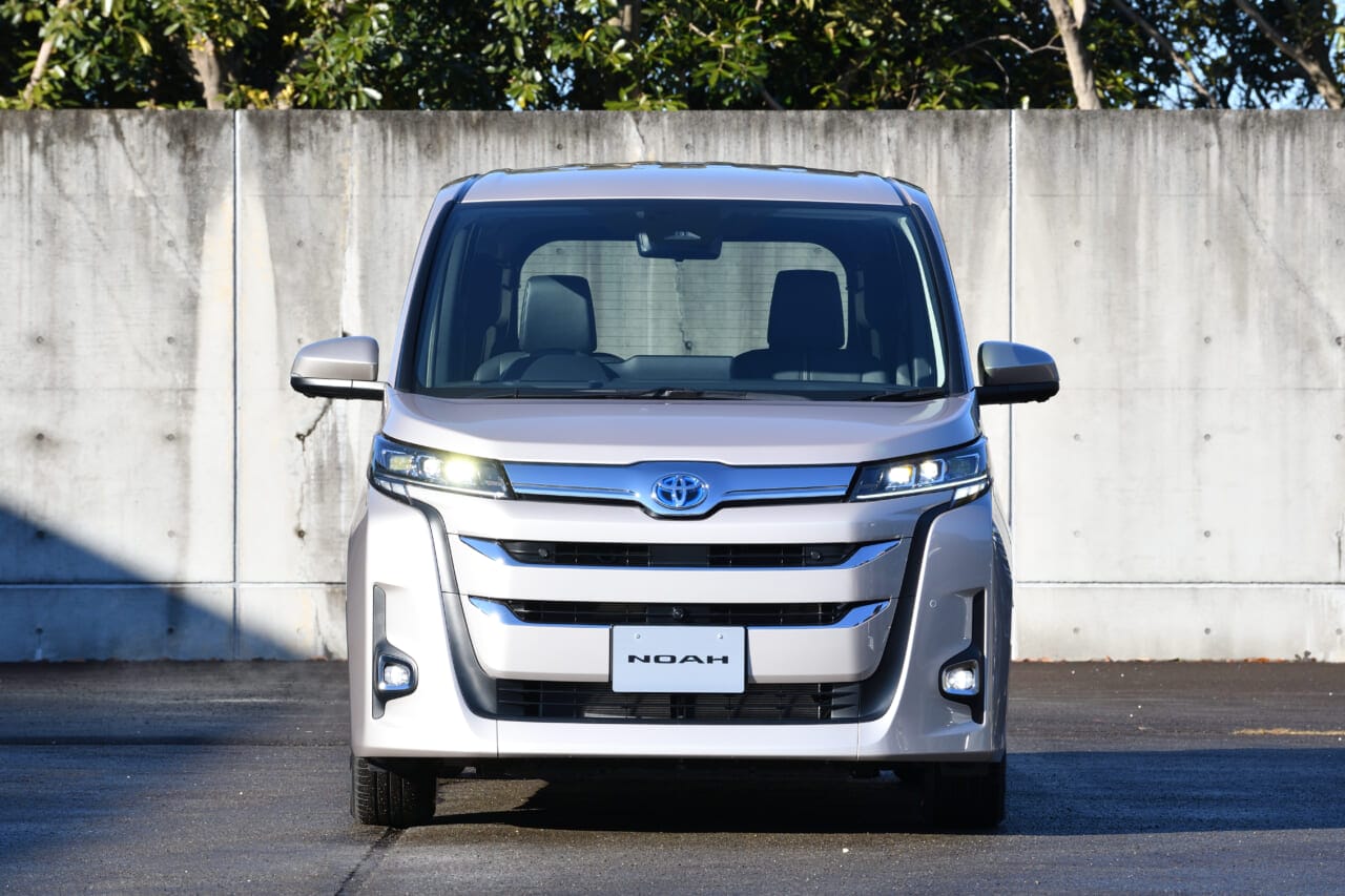 ｜最新改良で「ハイブリッド専用」モデルへ。トヨタ ノア（2022/01-）の最新値引き＆納期情報〈いま新車で買えるクルマカタログ〉