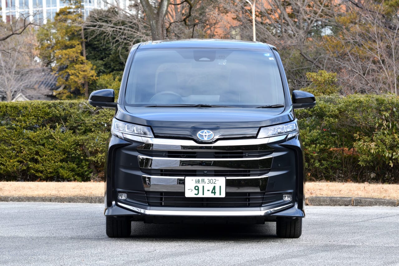 ｜最新改良で「ハイブリッド専用」モデルへ。トヨタ ノア（2022/01-）の最新値引き＆納期情報〈いま新車で買えるクルマカタログ〉