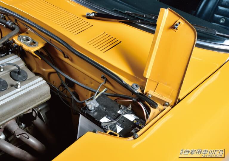 メンテナンス用のサービスドア|57年という長い年月を経てもなお、色褪せないピュアスポーツの咆哮。「4-3-2」という車名に込められた高性能車としてプライド。Zの伝説を体現した【フェアレディZ 432】