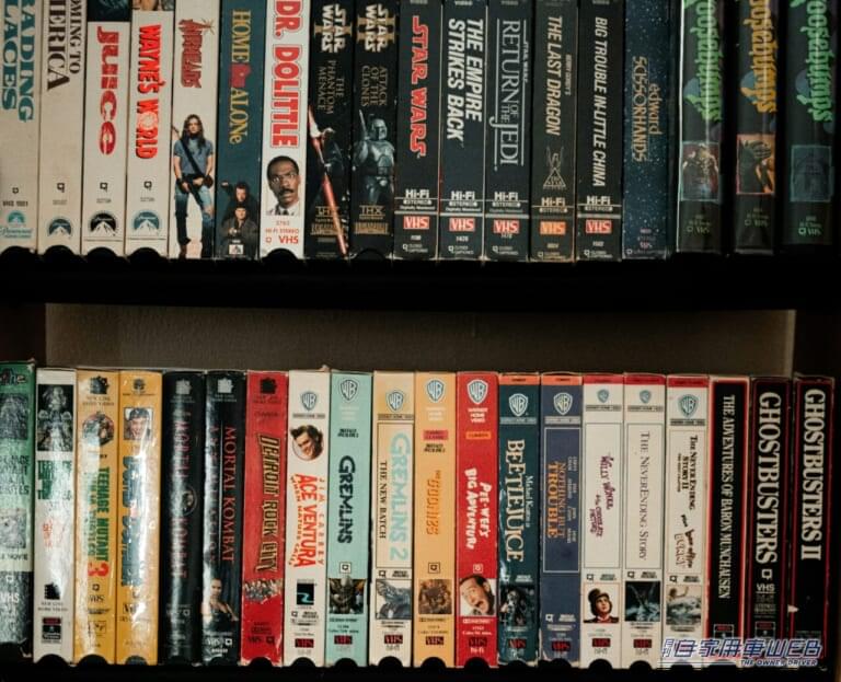 棚に収まった、大量の映画DVDソフト｜「その手があったか…」自宅の大量のDVDソフトを有効活用！ 簡単接続でマイカーがまるでシアタールームに早変わり！車載専用［MAXWIN DA-DVD03］を紹介