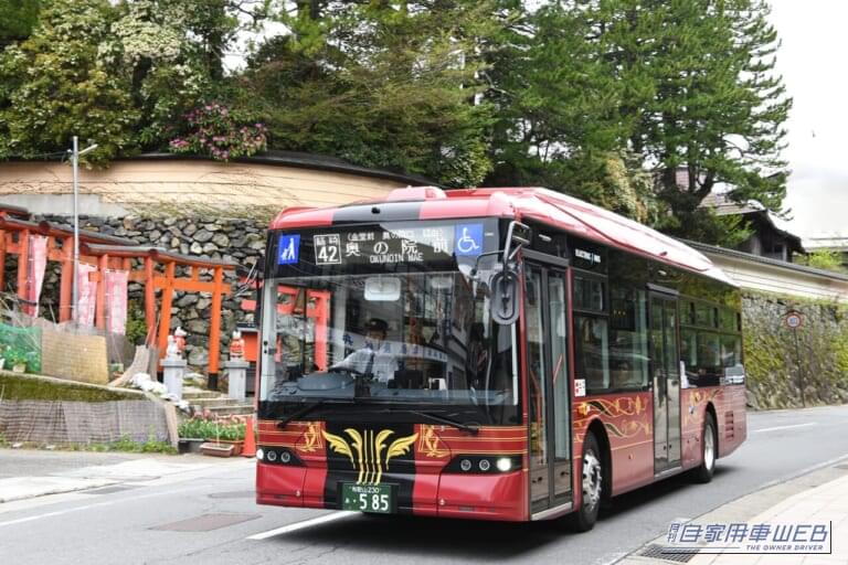 2026年4月から「南海りんかんバス 高野山内線」で運行を開始したBYDの電気バスK8の車体｜中国EVメーカーBYDが「日本バス協会」に正式加盟。国内導入11年で実績500台。EVバスのトップシェアを獲得。新たに名古屋に拠点を開設