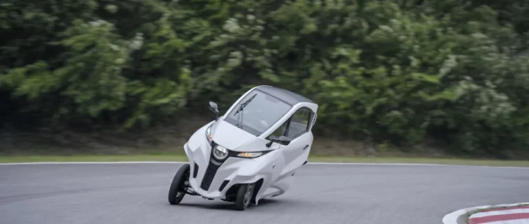 運転の楽しさを倍増させるリーン体験|バイクでもクルマでもない、169万円の三輪EV「Lean3」は最高60km/h! ゴルフバッグも積めるエアコン付き一人乗りEV、オートバックスで受注開始