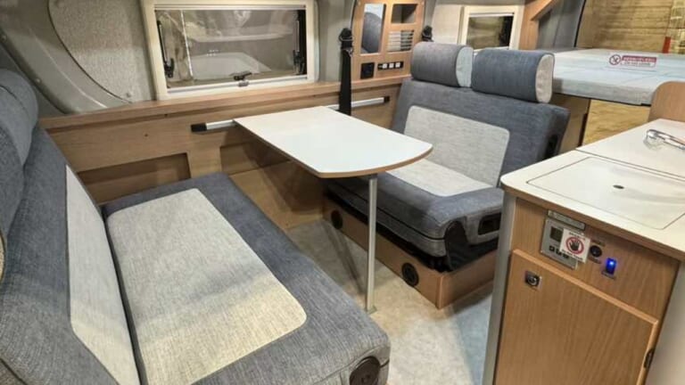 「その手があったか」真夏の車内「暑すぎ問題」が解決。高い耐候性と耐水性を誇る高性能素材が活躍、避けては通れないと思っていた車内温度の上昇を賢く解消したトヨタ・ハイエースがベースのキャンピングカー。