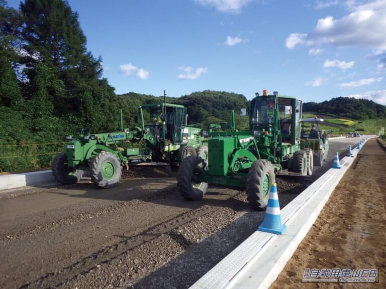 路盤工１｜【大人の社会見学】日本の物流を支える整備された道路。いつも使ってるけど、意外と知らない『舗装道路』ができるまで。