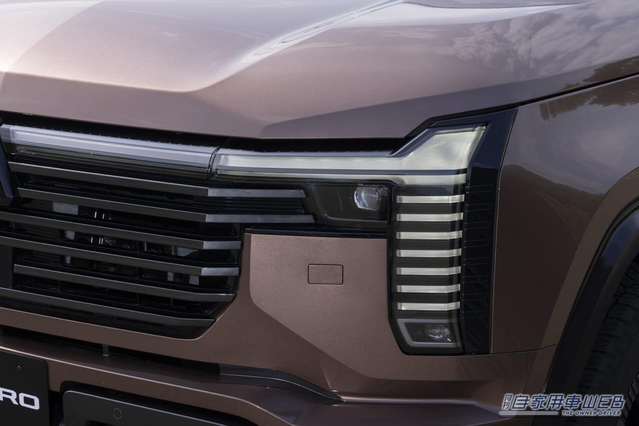 2026年9月に発表された、三菱自動車の新型パジェロのヘッドライト｜新型「パジェロ」世界初披露！クリーンディーゼル☓新開発8速AT搭載、走る・曲がる・止まるを極めた新世代クロカンとして登場
