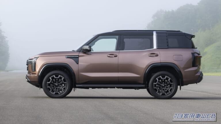 2026年9月に発表された、三菱自動車の新型パジェロの助手席側側面の写真｜新型「パジェロ」世界初披露！クリーンディーゼル☓新開発8速AT搭載、走る・曲がる・止まるを極めた新世代クロカンとして登場