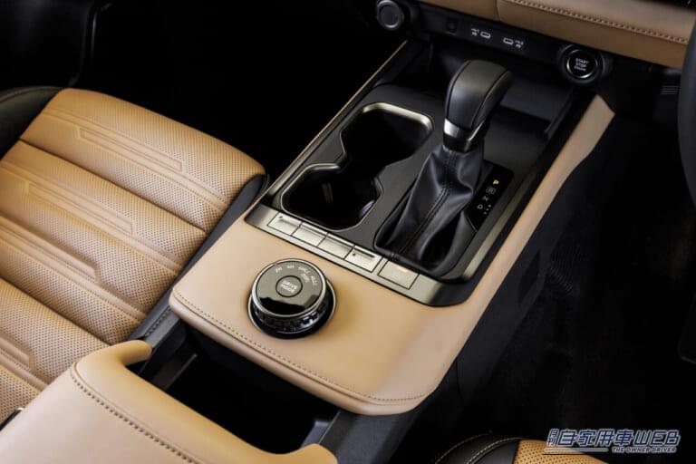 2026年9月に発表された、三菱自動車の新型パジェロの車内、シフトノブとモードダイヤルスイッチ｜新型「パジェロ」世界初披露！クリーンディーゼル☓新開発8速AT搭載、走る・曲がる・止まるを極めた新世代クロカンとして登場