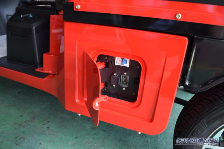 家庭用100Vコンセントで簡単充電｜火事に3輪車が駆けつける!? 全幅1.1mのEV消防トライク「魁」がスゴい！ 工場や倉庫の初期消火を支援