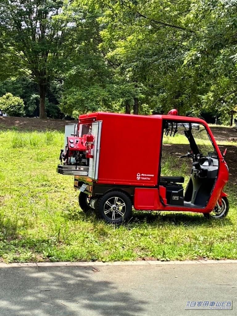 EV消防トライク【魁】SAKIGAKE。 車体寸法: 全長 約2,450mm × 全幅 約1,100mm × 全高 約1,800mm|火事に3輪車が駆けつける!? 全幅1.1mのEV消防トライク「魁」がスゴい! 工場や倉庫の初期消火を支援