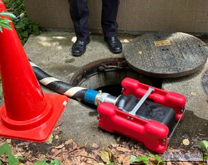 マンホール内の葉っぱや泥などの堆積物の吸入を防ぐ｜火事に3輪車が駆けつける!? 全幅1.1mのEV消防トライク「魁」がスゴい！ 工場や倉庫の初期消火を支援