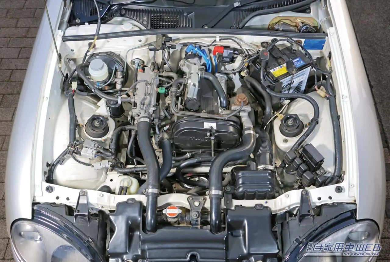 スズキのカプチーノのエンジンルーム｜「改めて見るとやっぱスゴい…」バブルが生んだ贅沢過ぎる軽自動車。高級スポーツカー並みの技術を多数採用。採算度外視で開発されたスズキの名車「初代 カプチーノ」