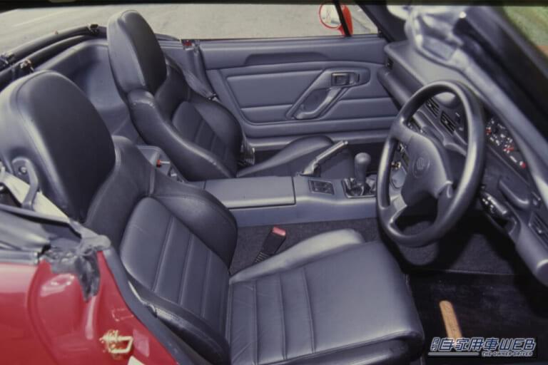 スズキのカプチーノの車内、運転席と助手席のシート|「改めて見るとやっぱスゴい…」バブルが生んだ贅沢過ぎる軽自動車。高級スポーツカー並みの技術を多数採用。採算度外視で開発されたスズキの名車「初代 カプチーノ」