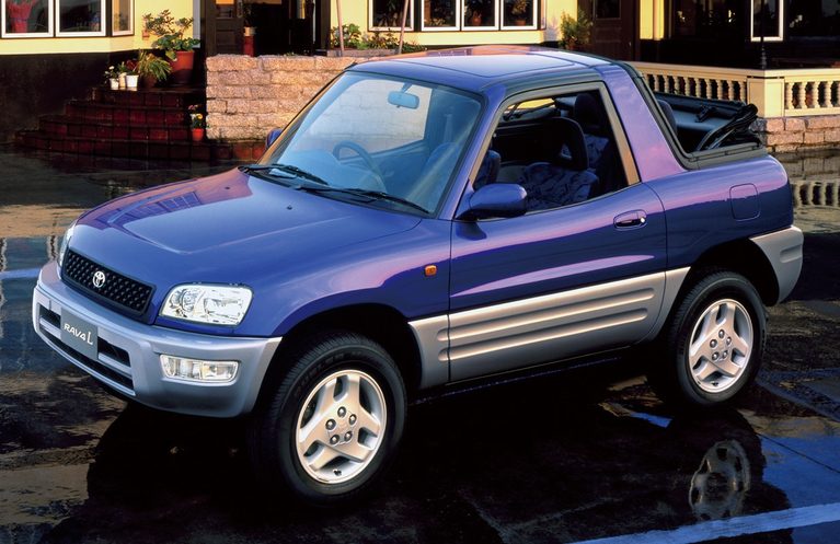 RAV4 J ソフトトップ｜「32年前、CMにキムタクを起用して大バズリ！」  “乗用車ベースのSUV”という衝撃的なコンセプトで世界の常識を覆したクルマ【トヨタ・RAV4】