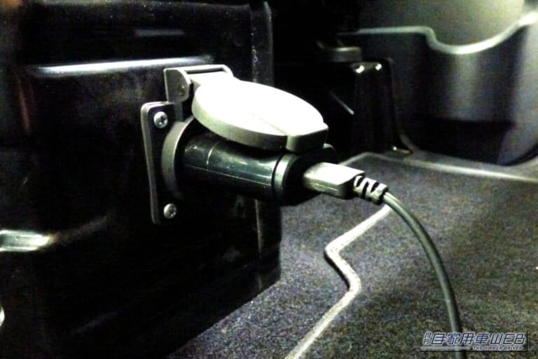 AC100V電源をキャビン内に標準装備。電動工具や投光器などを、現場でそのまま使用可能。|「1km約3円⁉」軽トラなのに225km走行+最大350kg積載のEV「FKT」登場、100V電源も標準装備
