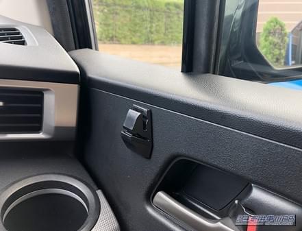 好きな場所に貼り付けよう。｜「コレめっちゃ使える…」あらゆる車種に取付け可能！ シンプルだけど実用度が高い！コスパ抜群の［EXEA チケットホルダーEE-35］を紹介