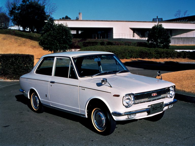 1966年の初代カローラ登場から現行モデルまでの60年の物語。「大衆車として日本のモータリゼーションを支えた存在」から、「多様化する時代のセダン」へ