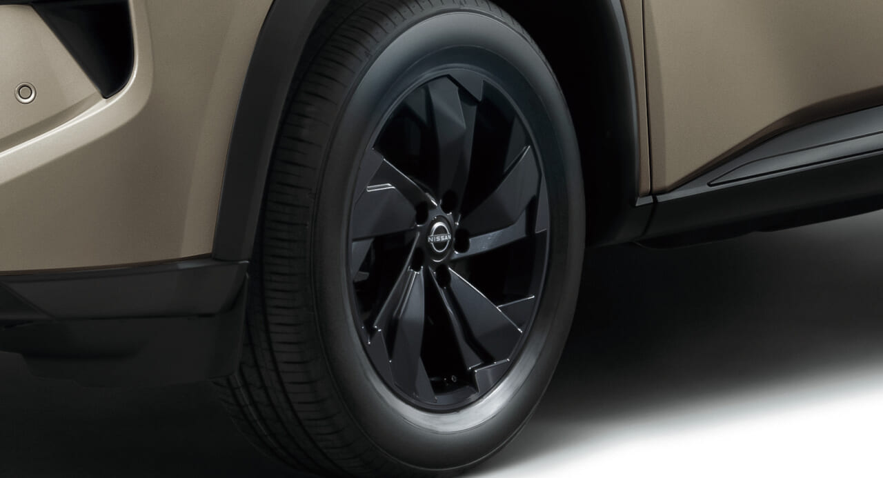 |【日産 エクストレイル】一部仕様変更で黒アクセントのタフデザインを追加