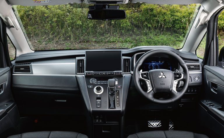 新型デリカD:5運転席回り｜朗報！ 新型デリカD:5のマルチアラウンドモニター映像を大画面ナビに映せる注目アイテム「カメラ接続アダプター」が新登場