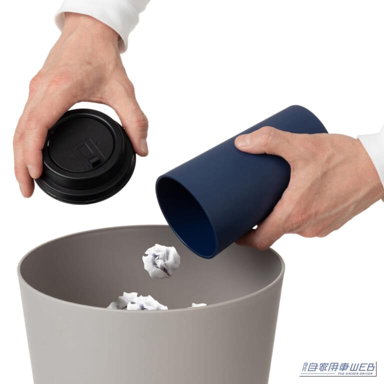フタはワンプッシュで開き、閉じれば中身は目立たない。捨てる時もふたを外すだけでOK!|「これ、ゴミ箱に見えない!」1000円ちょっとで車内の生活感と“カタカタ音”を抑える星光産業の「珈琲カップゴミ箱」