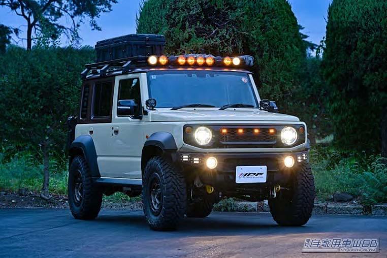 点灯イメージ|ジムニーシリーズが簡単にUSフェイスへと大変身! IPFから車体無加工で取付可能な「グリルマーカーforジムニー」が新発売。しかも車検対応。