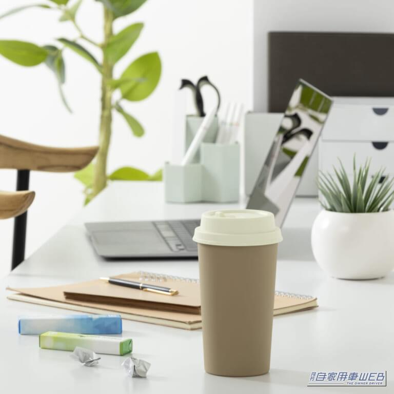 リビングに置いても不自然ではない「珈琲カップゴミ箱」|「これ、ゴミ箱に見えない!」1000円ちょっとで車内の生活感と“カタカタ音”を抑える星光産業の「珈琲カップゴミ箱」