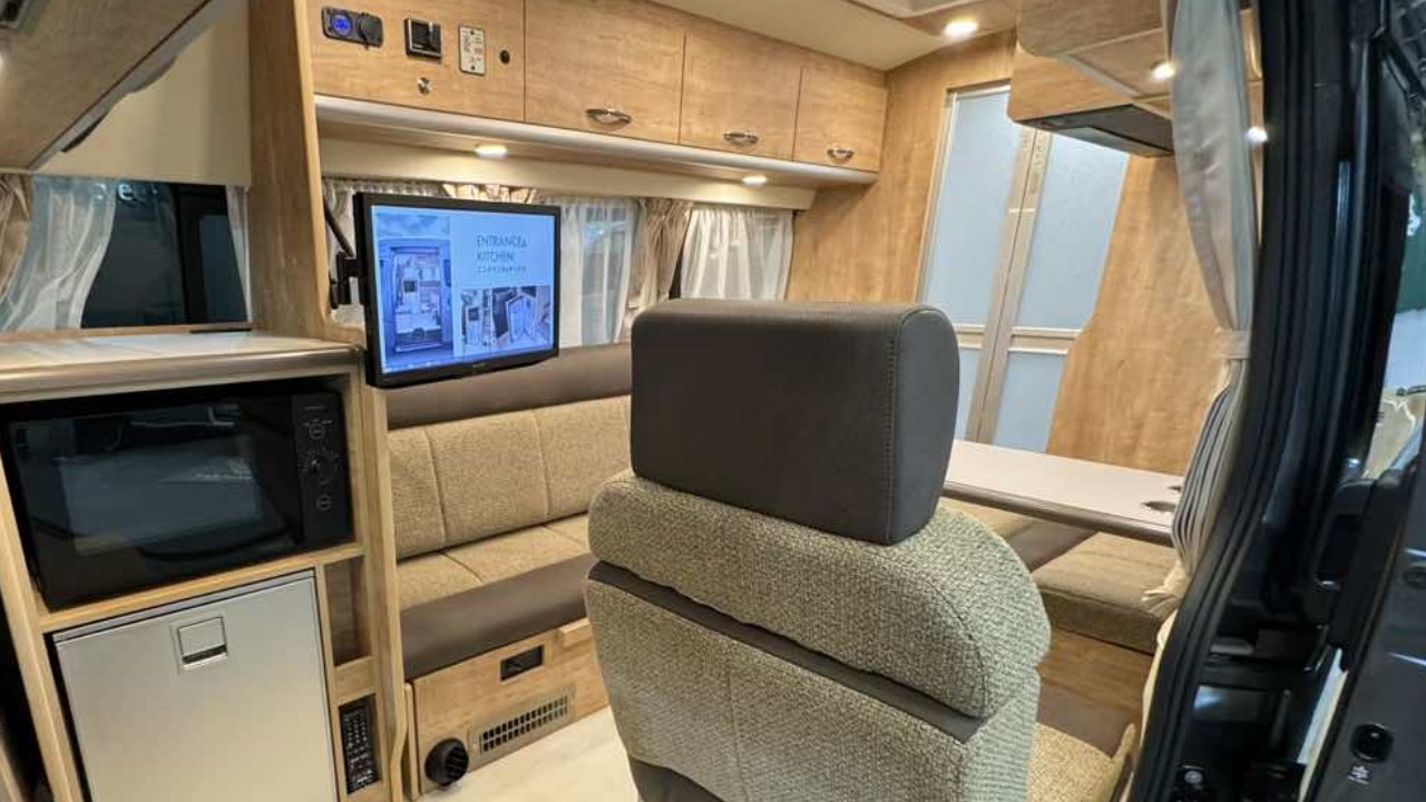 凄すぎて「ゾワワ…」鳥肌立った。一般車なのに「思わず2度見した」車の中に「シャワールーム付きって…」独自のアイデアが光る、想像の3歩先を行くキャンピングカー・イゾラ