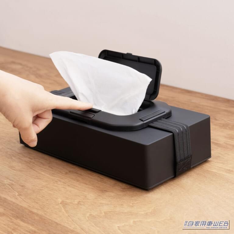 フタをワンタッチで開けている｜「コレ、めっちゃ頭いいわ…」クルマのサンバイザー活用法。車内で邪魔なボックスティッシュはココに収納！ あらゆる車種に装着可能！ 便利なカー用品［EXEA EE-44 ティッシュホルダー］を紹介