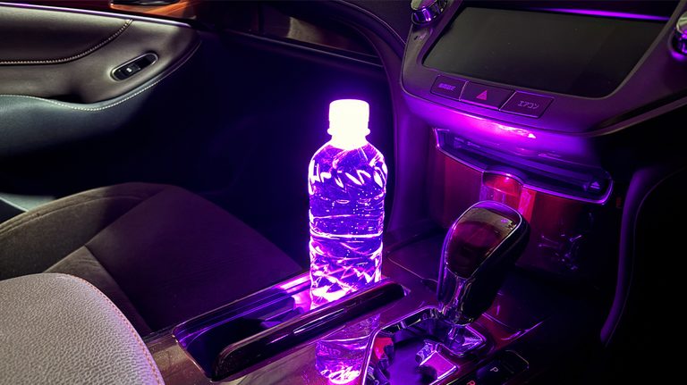 「この発想はなかった…」ペットボトルが車内イルミに大変身！ カップホルダーに置くだけでOK！ 色も選択可能な［カーメイト・FR1002 ブラング LEDコースター］を紹介