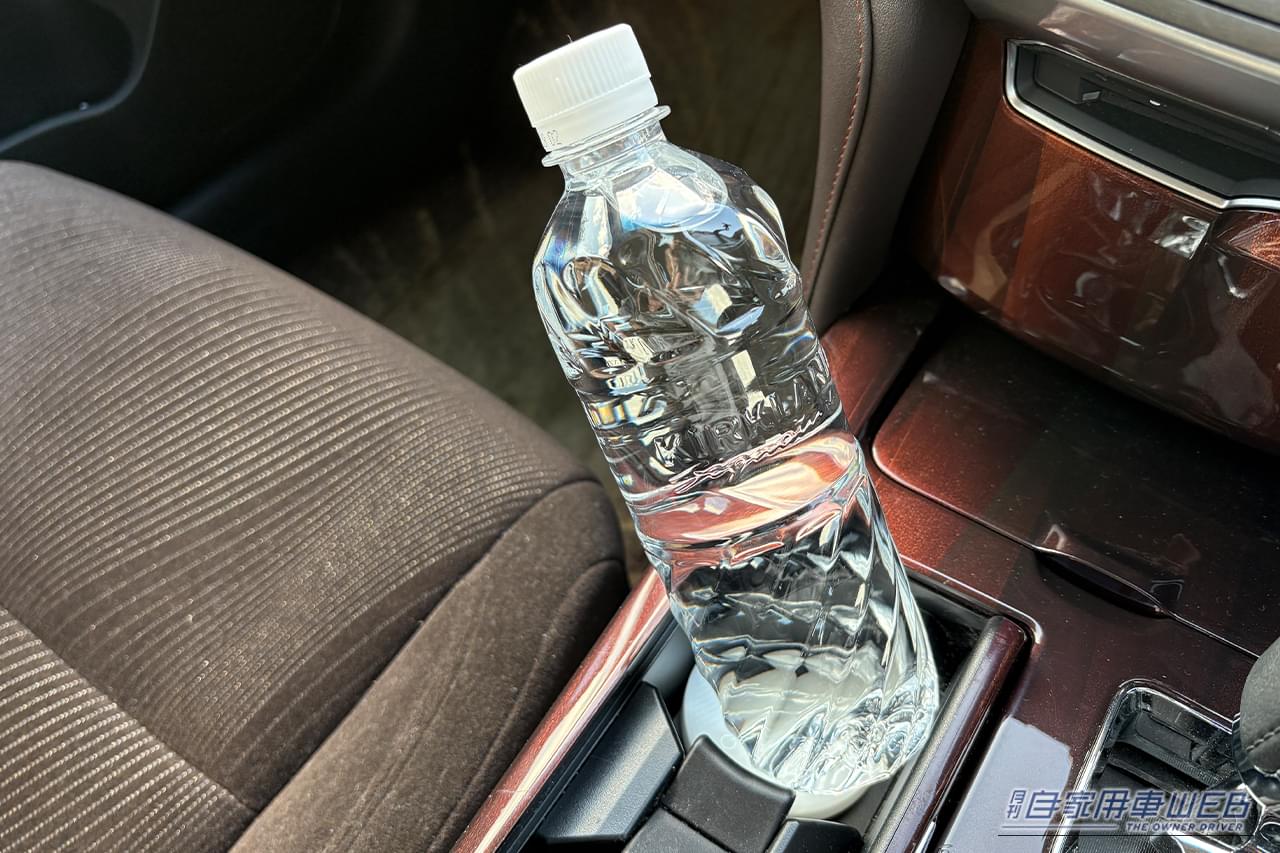 ｜「この発想はなかった…」ペットボトルが車内イルミに大変身！ カップホルダーに置くだけでOK！ 色も選択可能な［カーメイト・FR1002 ブラング LEDコースター］を紹介