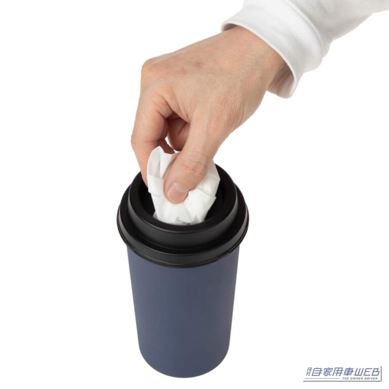 フタはワンプッシュで開き、閉じれば中身は目立たない。捨てる時もふたを外すだけでOK!|「これ、ゴミ箱に見えない!」1000円ちょっとで車内の生活感と“カタカタ音”を抑える星光産業の「珈琲カップゴミ箱」