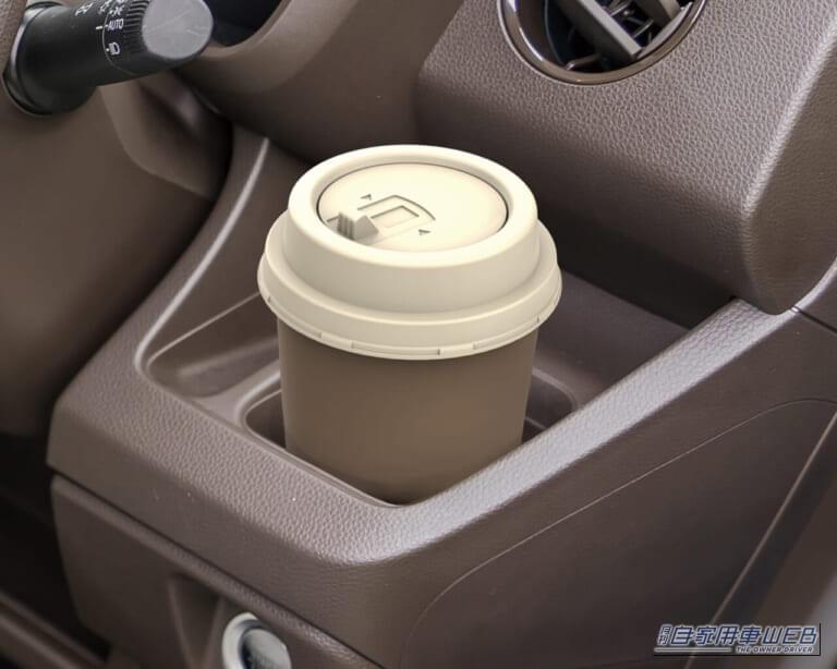 ドリンクホルダーに置いてもゴミ箱には見えない｜「これ、ゴミ箱に見えない！」1000円ちょっとで車内の生活感と“カタカタ音”を抑える星光産業の「珈琲カップゴミ箱」