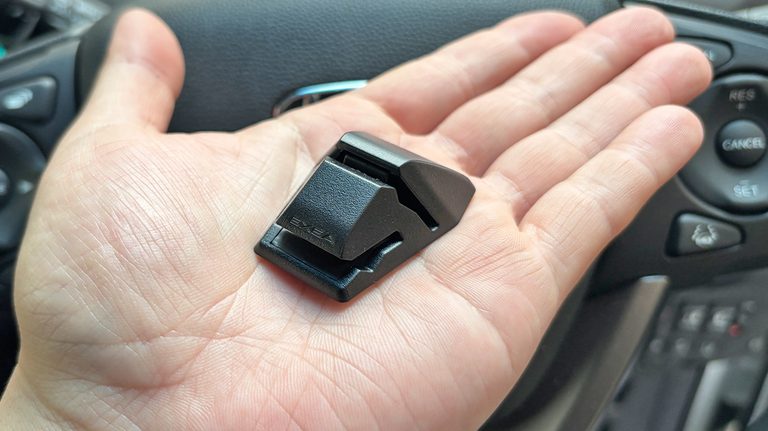 「コレめっちゃ使える…」あらゆる車種に取付け可能！ シンプルだけど実用度が高い！コスパ抜群の［EXEA チケットホルダーEE-35］を紹介