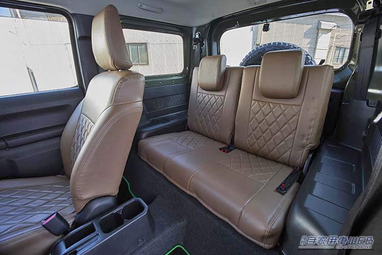 フレックス ファウンドのファウンドベアスの車内、リヤシート｜「えっ…これがジムニーなの？」思わず二度見してしまうレトロスタイルのカスタムモデル。見た目だけじゃない中身もスゴい［ファウンド ベアス］を紹介