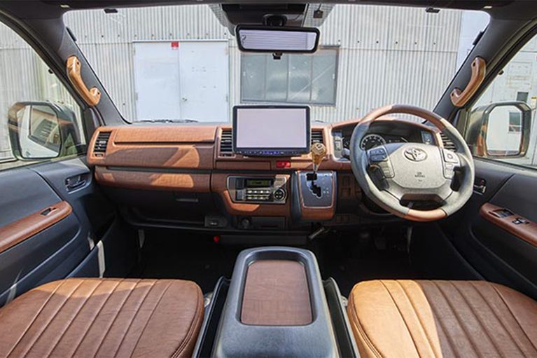 フレックス ファウンドのファウンド カリカの運転席と助手席｜「昭和世代にもブッ刺さる…」角目2灯のフロントマスクが反則級にカッコいい！ 新ブランド［フレックス ファウンド］のハイエースベースのカスタムカー［ファウンド カリカ］を紹介！