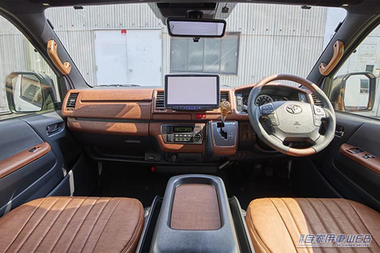 フレックス ファウンドのファウンド カリカの運転席と助手席｜「昭和世代にもブッ刺さる…」角目2灯のフロントマスクが反則級にカッコいい！ 新ブランド［フレックス ファウンド］のハイエースベースのカスタムカー［ファウンド カリカ］を紹介！
