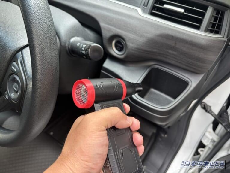 フリードの運転席側のドリンクホルダーを、パワフルハンディーブロワーmini(AN-S169)で掃除している写真|【週間ランキング】意外と知らない燃料キャップの「置き場」が1位! 日産「パトロール」や56万円の「走る軽トラ」まで今週のクルマ記事TOP5(9月11日〜9月17日)