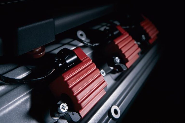 いすゞのビークロスに搭載されるエンジンが採用するハイフローストレートポート｜「強烈な個性を放つデザインが印象的」発売から約30年を経た今も色褪せないフォルム。カニエ・ウェストの愛車としても知られる［いすゞ・ビークロス］を紹介