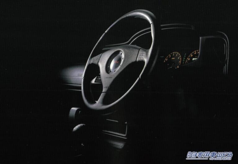 いすゞのビークロスの運転席、ステアリング｜「強烈な個性を放つデザインが印象的」発売から約30年を経た今も色褪せないフォルム。カニエ・ウェストの愛車としても知られる［いすゞ・ビークロス］を紹介