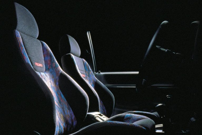 いすゞのビークロスのフロントシート｜「強烈な個性を放つデザインが印象的」発売から約30年を経た今も色褪せないフォルム。カニエ・ウェストの愛車としても知られる［いすゞ・ビークロス］を紹介
