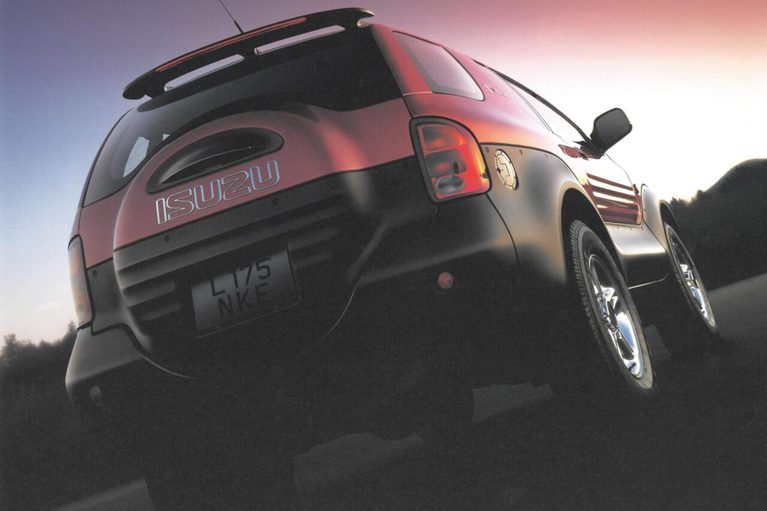 いすゞ ビークロス「175リミテッドエディション」のリアデザイン｜「強烈な個性を放つデザインが印象的」発売から約30年を経た今も色褪せないフォルム。カニエ・ウェストの愛車としても知られる［いすゞ・ビークロス］を紹介