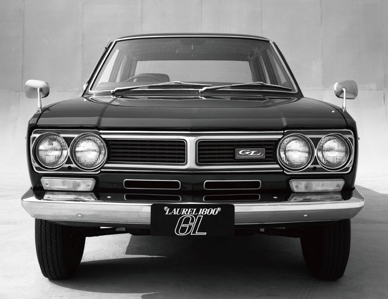 初代ローレル（正面）｜「59年前に登場、欧州基準の走りを目指したハイオーナーカー」 旧プリンス自動車から継承された『G型エンジン』と『流れるウインカー』…、先進技術を纏った高級車【初代・日産ローレル】