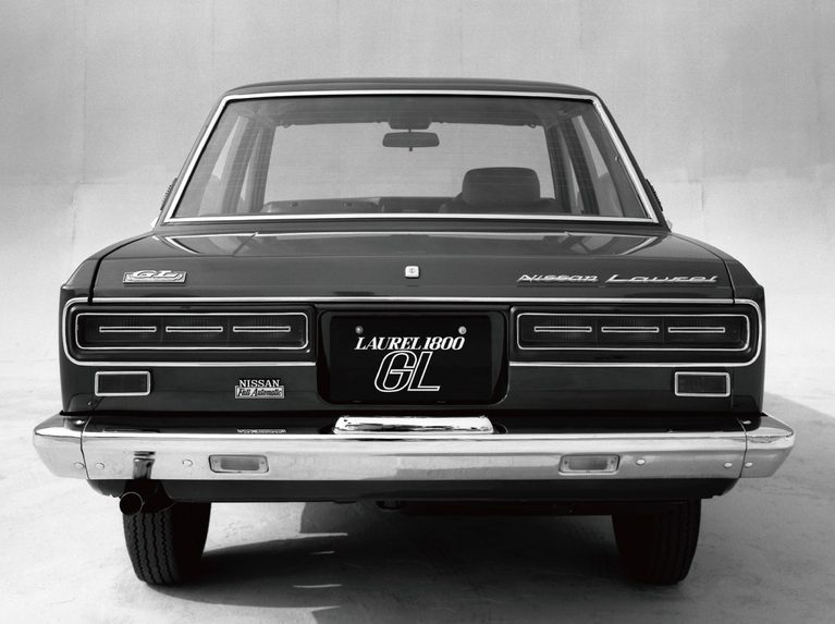 初代ローレル（背面）｜「59年前に登場、欧州基準の走りを目指したハイオーナーカー」 旧プリンス自動車から継承された『G型エンジン』と『流れるウインカー』…、先進技術を纏った高級車【初代・日産ローレル】