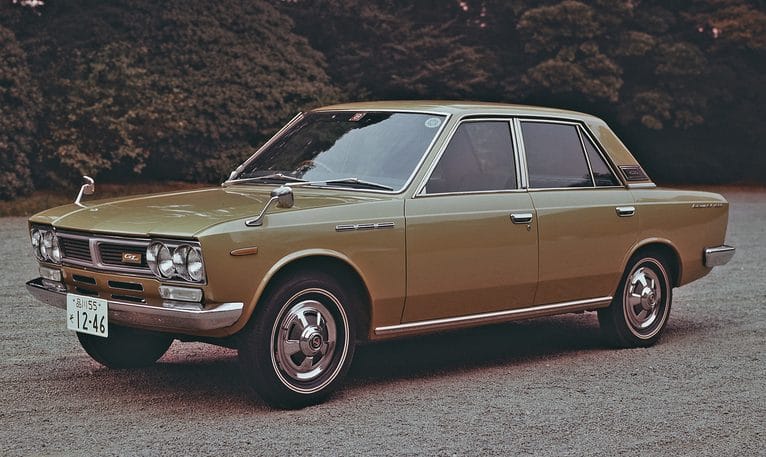 初代ローレルセダン（フロント）｜「59年前に登場、欧州基準の走りを目指したハイオーナーカー」 旧プリンス自動車から継承された『G型エンジン』と『流れるウインカー』…、先進技術を纏った高級車【初代・日産ローレル】