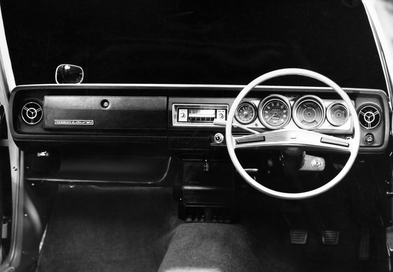 初代ローレルの運転席周り｜「59年前に登場、欧州基準の走りを目指したハイオーナーカー」 旧プリンス自動車から継承された『G型エンジン』と『流れるウインカー』…、先進技術を纏った高級車【初代・日産ローレル】