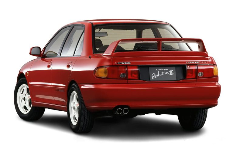 1994年に登場したランサーエボリューションⅡのリアビュー｜「見た目は驚くほどフツーだった…」34年前に誕生した初代から、進化を遂げたⅢまで。ファミリーセダンにとんでもない心臓をブチ込んだ［三菱・ランサーエボリューション］