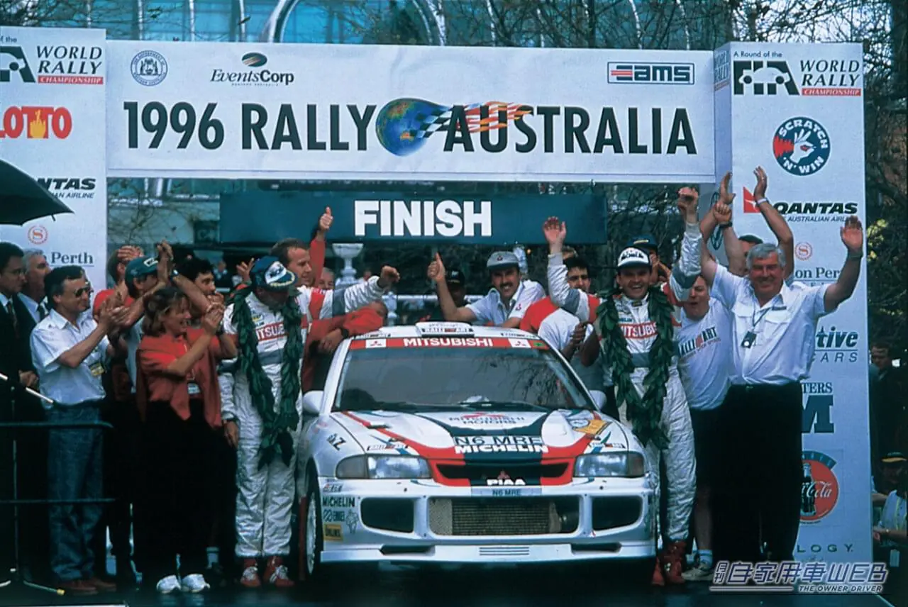 1996年にWRCで優勝したトミ・マキネンが駆るランサーエボリューションⅢの写真｜「見た目は驚くほどフツーだった…」34年前に誕生した初代から、進化を遂げたⅢまで。ファミリーセダンにとんでもない心臓をブチ込んだ［三菱・ランサーエボリューション］