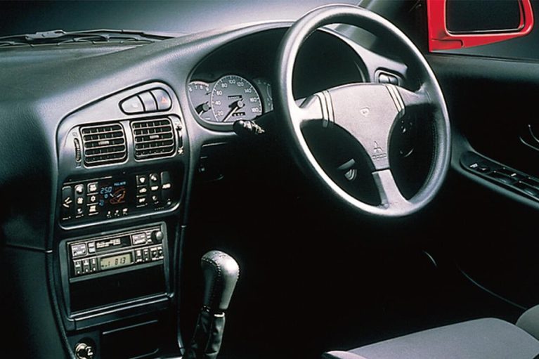 三菱ランサーエボリューションⅠの運転席｜「見た目は驚くほどフツーだった…」34年前に誕生した初代から、進化を遂げたⅢまで。ファミリーセダンにとんでもない心臓をブチ込んだ［三菱・ランサーエボリューション］