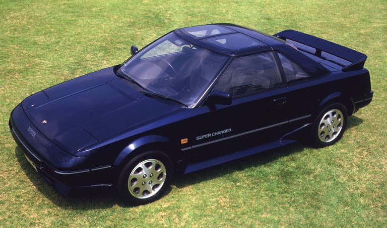 初代MR-2（AW11)｜【成功と失敗の舞台裏・名車の商品企画室  No.01】ユーザーの期待に振り回され続けた、迷える〝日本初〞のミッドシップカー『トヨタMR2＆MR-S』
