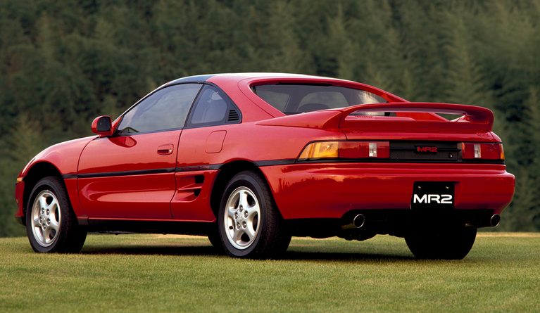 2代目 MR2 リアビュー|【成功と失敗の舞台裏・名車の商品企画室 No.01】ユーザーの期待に振り回され続けた、迷える〝日本初〞のミッドシップカー『トヨタMR2&MR-S』